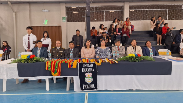 AUTORIDADES DEL GADP PICAIHUA PARTICIPARON EN EL JURAMENTO DE LA BANDERA DE LA UNIDAD EDUCATIVA PICAIHUA
